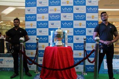 IPL fever starts in Kolkata with arrival of trophy