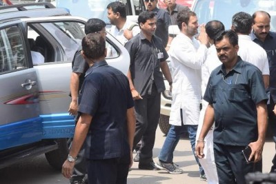 Rahul Gandhi comes to Medical College to see patients