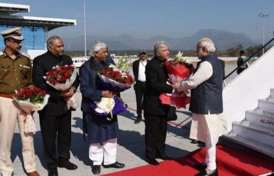 Narendra Modi being welcomed by the Governor of Uttarakhand