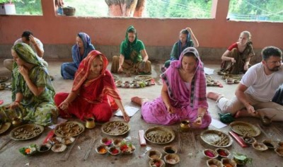 Foreign nationals join Hindus to offer â€˜pinddanâ€™ to the dead souls