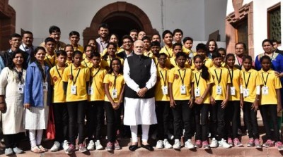PM meets a group of underprivileged students from Wardha