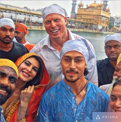  A Flying Jatt cast visits Golden Temple