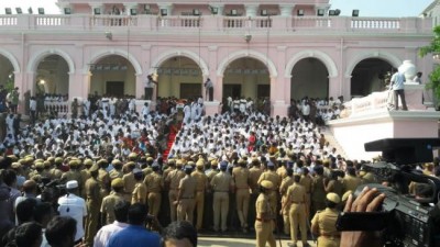 Maneka Gandhi hails Jayalalithaa as one of the greatest woman leaders