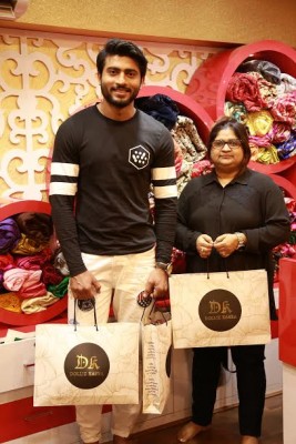 Kolkata designer Dolly Parekh launches wedding collection with actor Ravi Shaw