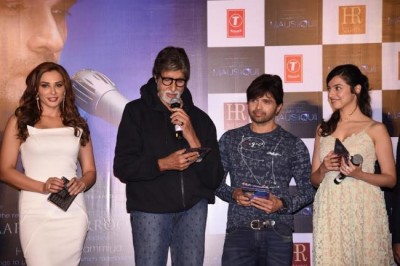 Amitabh Bachchan unveils Himesh Reshammiya's 'Aap Se Mauiisquii'