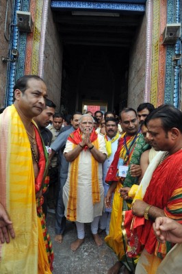 Odisha: Narendra Modi visits  Lord Jagannath temple