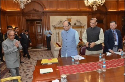 Arun Jaitley meets Prez to brief him on budget
