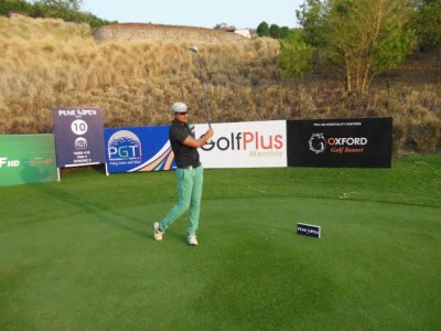 Mandeo Singh Pathania powers ahead with a 66 