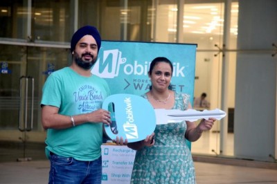 Mobikwik's Kwikfest winner drives home Renault KWID