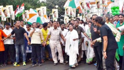 Mamata Banerjee holds road show in south Kolkata
