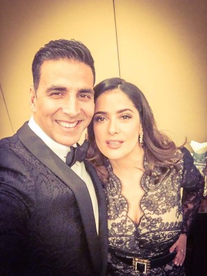 Akshay Kumar meets Salma Hayek, takes selfie