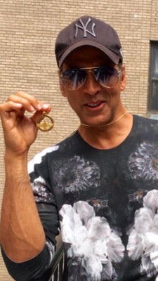 Akshay Kumar receives Faravahar from Zoroastrian community