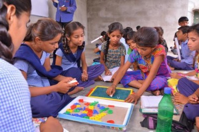 Kolkata girl teaches ropes of fashion designing to woman artisans of  Kutch, to launch in Bengal soon