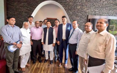 Akhilesh Yadav meets Dairy producers 