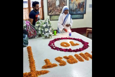 Kolkata: Emraan Hashmi visits Mother House 