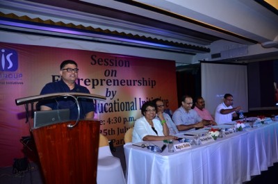 JIS group exhorts students to be entrepreneurs 