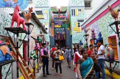 Mahasaptami fever grips Kolkata