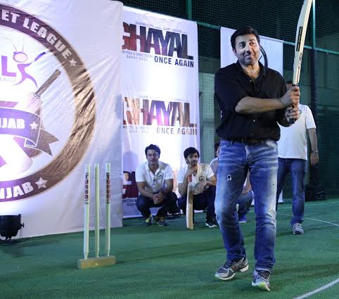 Sunny Deol and Ghayal Once Again team visits Box Cricket League match