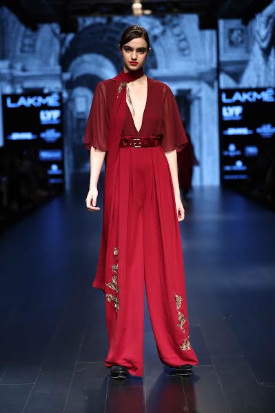 Ileana D'Cruz sizzles LFW ramp