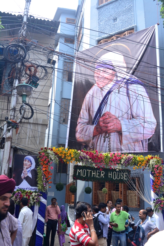 Pope Francis declares Mother Teresa as saint, Kolkata celebrates historic moment 