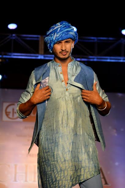 Parno Mitra sizzles ramp in Kolkata show