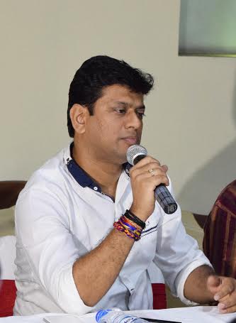 Soumitra Chatterjee  unveils poster of his new film Sangabora