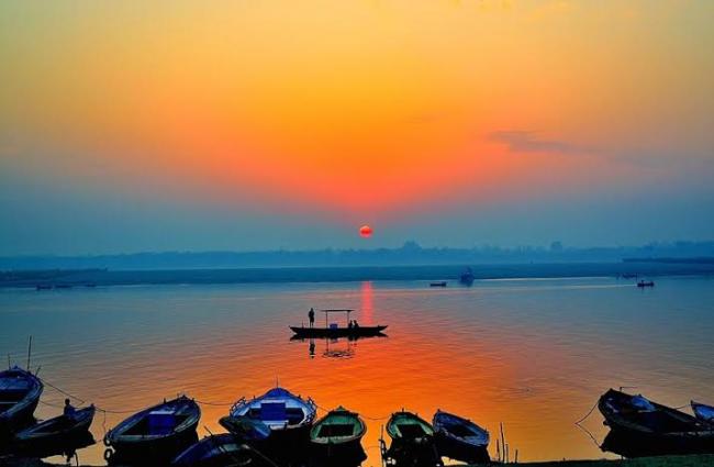 Varanasi: Aurora over the Ganges