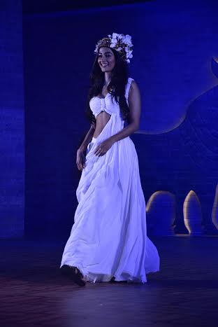 Hrithik introduces Mohenjo Daro actress Pooja Hegde