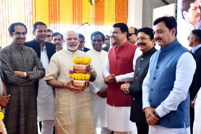 Narendra Modi arrives at Mumbai Airport 