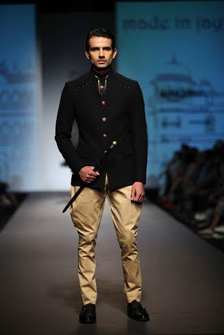 Randeep Hooda charms  Amazon India Fashion Week floor in Rohit Kamra's creation