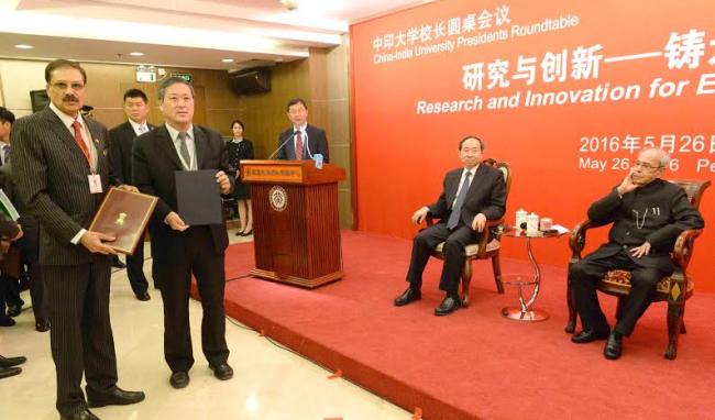  Pranab Mukherjee garlanding the bust of Gurudev Rabindranath Tagore