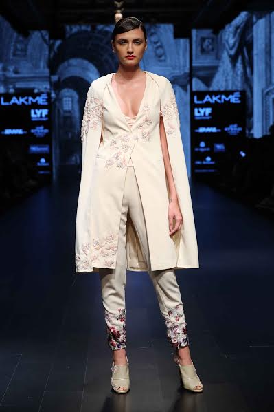 Ileana D'Cruz sizzles LFW ramp