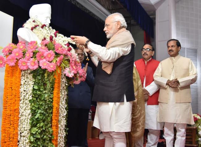 Narendra Modi being received on his arrival, at Varanasi, Uttar Pradesh