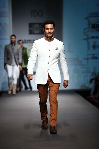 Randeep Hooda charms  Amazon India Fashion Week floor in Rohit Kamra's creation