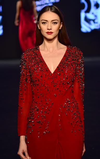 Bipasha sizzles ramp at Blender's Pride show in Kolkata