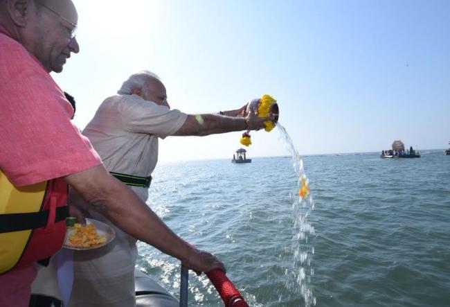 Narendra Modi arrives at Mumbai Airport 
