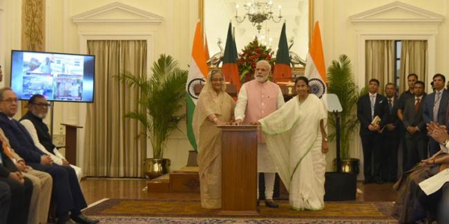 Prime Minister Narendra Modi, Prime Minister of Bangladesh Sheikh Hasina and the Chief Minister of West Bengal Mamata Banerjee at Hyderabad House