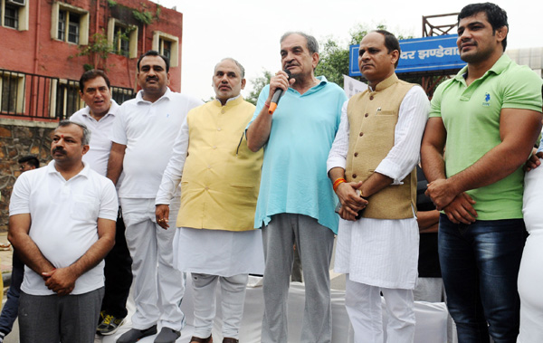 Chaudhary Birender Singh addressing at the flag-off ceremony of the 12th Slum Yuva Daud