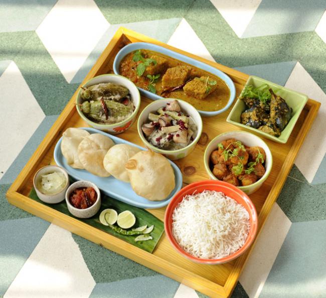 Kolkata: Monkey Bar launches 'Iti Auntyâ€™sPujor Special Thaalaâ€™