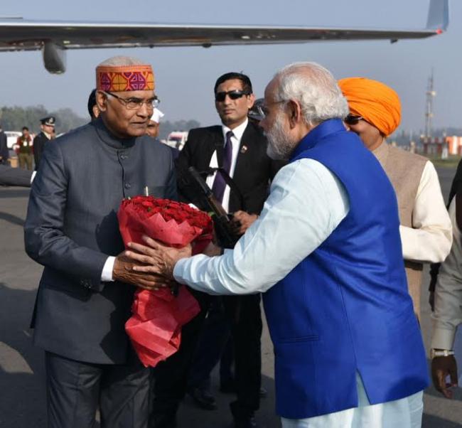 Narendra Modi being welcomed by the Chief Minister of Bihar