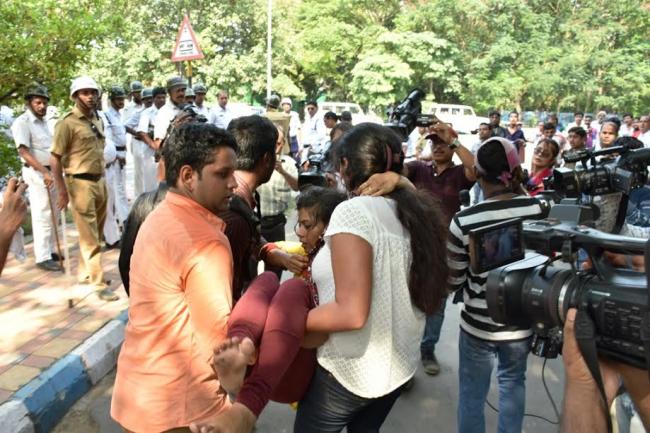Kolkata Police lathicharge protesters, many injured