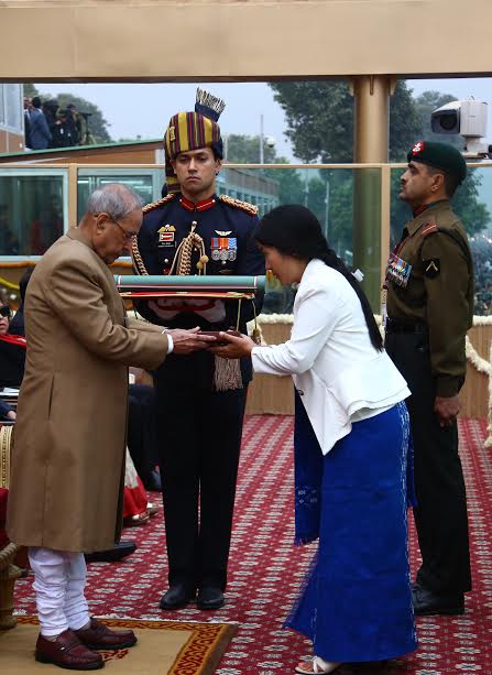 Pranab Mukherjee presents Ashoka Chakra Award to martyr Havildar Hangpan Dada