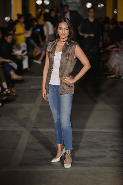 Sonakshi, Arjun, Varun scorch ramp at Lakme Fashion Week