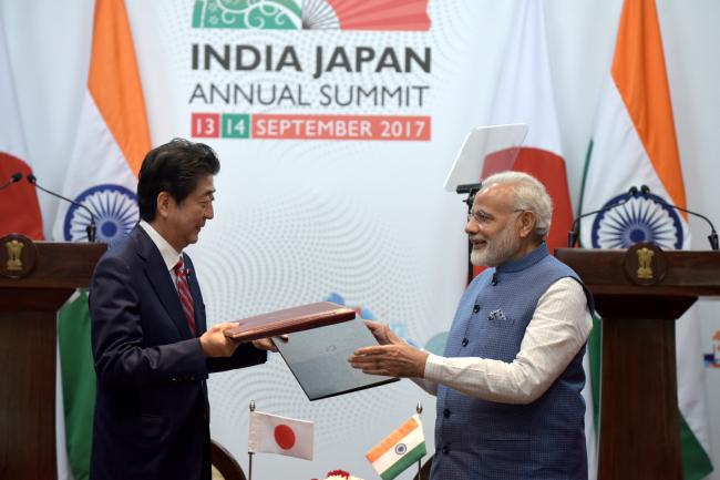 Narendra Modi and the Prime Minister of Japan,Mr.Shinzo Abe in a group photograph with the members of India-Japan Business Leaders Forum