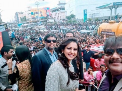 Rakul Preet Singh experiences fan adulation in Kurnool