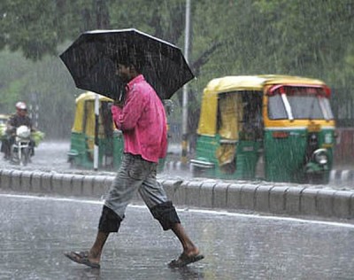 Heavy rain continues in Mumbai,  life out of gear