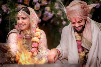 Virat Kohli sings Kishore Kumar's popular number to woo Anushka Sharma, video goes viral