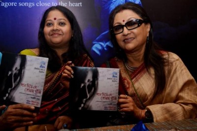 Kolkata: Aparna Sen launches singer Sharoni Sen's solo Rabindrasangeet album