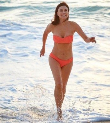 70-year-old granny redefining beauty, flaunts perfect bikini body