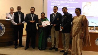 Veteran mountaineer and journalist Manik Banerjee & Lt. Col.  R S Jamwal receive IMF Awards